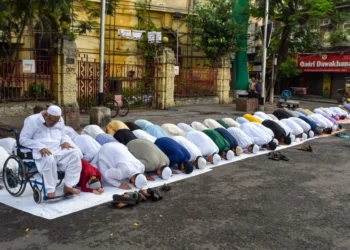 পশ্চিমবঙ্গের রাস্তায় নামাজ আদায়ে শুভেন্দুর নিষেধাজ্ঞা