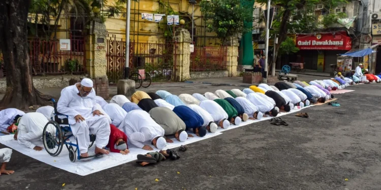 পশ্চিমবঙ্গের রাস্তায় নামাজ আদায়ে শুভেন্দুর নিষেধাজ্ঞা
