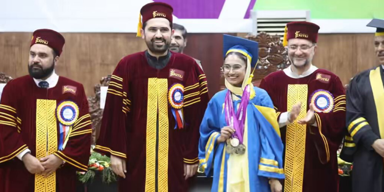 পাকিস্তানে দর্জির মেয়ের ইতিহাস, এমবিবিএস-এ ১৭টি স্বর্ণপদক জয়