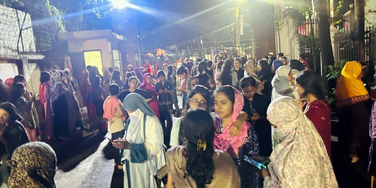 মধ্যরাতে ঢাবির কুয়েত মৈত্রী হলে শিক্ষার্থীদের বিক্ষোভ