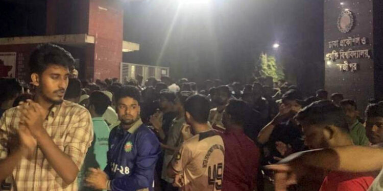 নতুন ভিসিকে প্রত্যাখ্যান করে ডুয়েট শিক্ষার্থীদের সড়ক অবরোধ