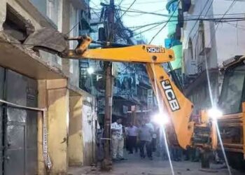 কলকাতায়ও শুরু হলো বুলডোজার অভিযান