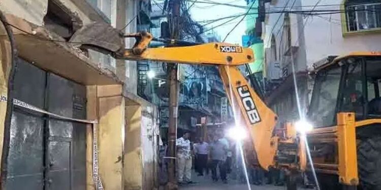কলকাতায়ও শুরু হলো বুলডোজার অভিযান