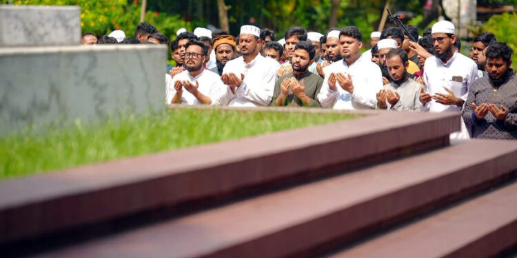 কাজী নজরুল-হাদির কবর জিয়ারত শেষে সীমান্তে হত্যার প্রতিবাদে বিক্ষোভ