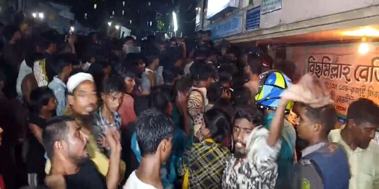 চট্টগ্রামে শিশু ধর্ষণ অভিযুক্তকে জনতার হাতে তুলে দেওয়ার দাবি