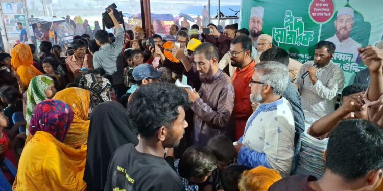 রাজধানীতে শিশুদের জন্য জামায়াতের ঈদ পোশাক বিতরণ
