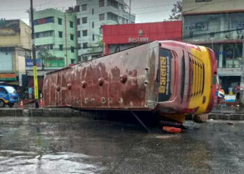 ইসলাম পরিবহনের বাস রোড ডিভাইডার ভেঙে আকাশ বাসে ধাক্কা, ৪ যাত্রী নিহত