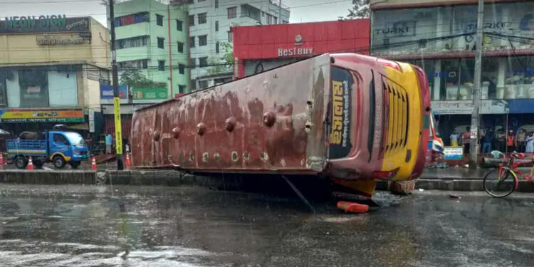 ইসলাম পরিবহনের বাস রোড ডিভাইডার ভেঙে আকাশ বাসে ধাক্কা, ৪ যাত্রী নিহত