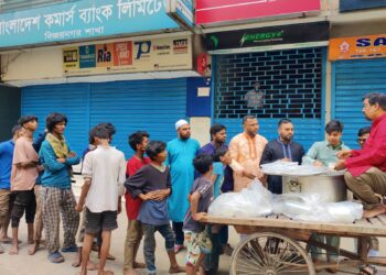 ​পল্টনে সুবিধাবঞ্চিত শিশু ও রিক্সা শ্রমিকদের মাঝে ‘ভয়েস অব ইনসাফ ফাউন্ডেশন’ এর ঈদ উপহার বিতরণ