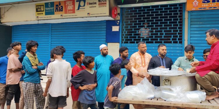 ​পল্টনে সুবিধাবঞ্চিত শিশু ও রিক্সা শ্রমিকদের মাঝে ‘ভয়েস অব ইনসাফ ফাউন্ডেশন’ এর ঈদ উপহার বিতরণ