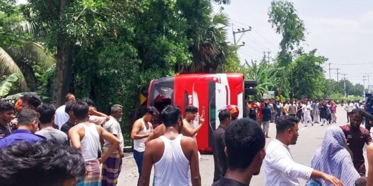 ঈদের দিন সারাদেশে সড়ক দুর্ঘটনায় ১৯ জনের মৃত্যু