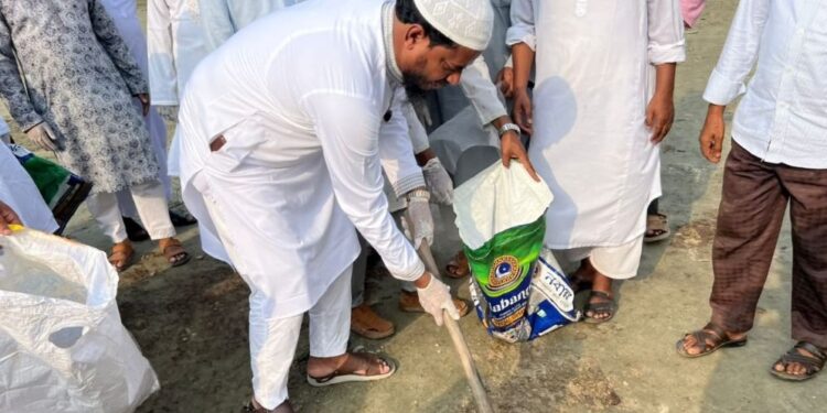 বাউফলে পশুর হাটের বর্জ্য অপসারণ করলেন সংসদ সদস্য ড. শফিকুল ইসলাম