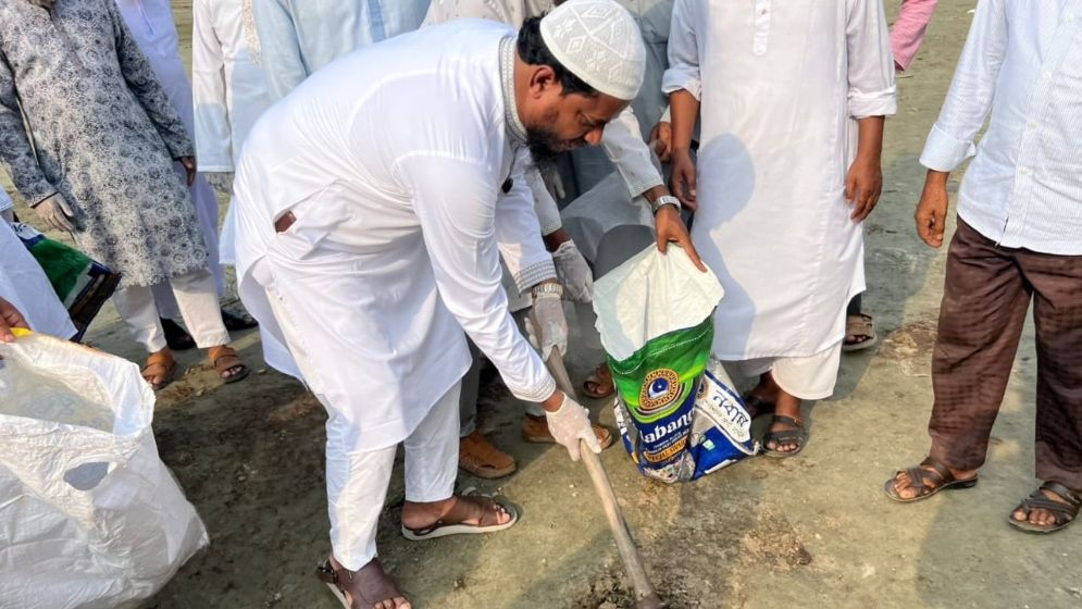বাউফলে পশুর হাটের বর্জ্য অপসারণ করলেন সংসদ সদস্য ড. শফিকুল ইসলাম