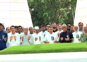 জিয়াউর রহমানের সমাধিতে শ্রদ্ধা নিবেদন করলেন প্রধানমন্ত্রী