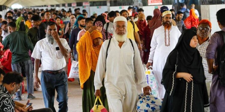 ঈদের ছুটি শেষে রাজধানীতে ফিরছেন কর্মমুখী মানুষ