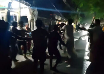 গোপালগঞ্জে দফায় দফায় সংঘর্ষ, বাড়িঘর ভাঙচুর