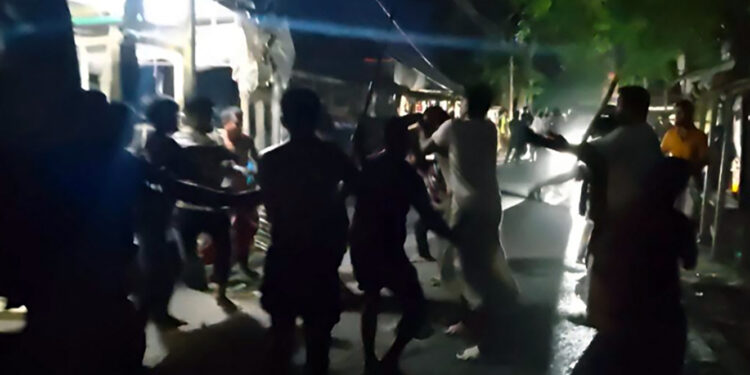 গোপালগঞ্জে দফায় দফায় সংঘর্ষ, বাড়িঘর ভাঙচুর