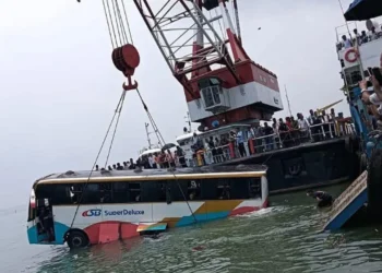 যাত্রী নিরাপত্তা নির্দেশনা মেনে চলায় ফেরিঘাট দুর্ঘটনায় প্রাণরক্ষা