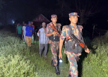 পুশ ইন ঠেকাতে বিজিবির সঙ্গে সীমান্ত পাহারায় গ্রামবাসী