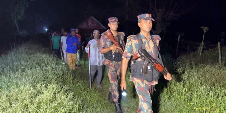 পুশ ইন ঠেকাতে বিজিবির সঙ্গে সীমান্ত পাহারায় গ্রামবাসী