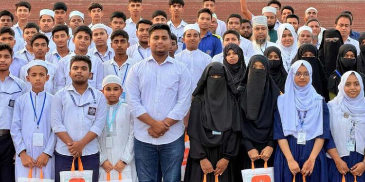 ১৫৩ শিক্ষার্থীকে সংসদ ভবন ঘুরে দেখালেন হাসনাত