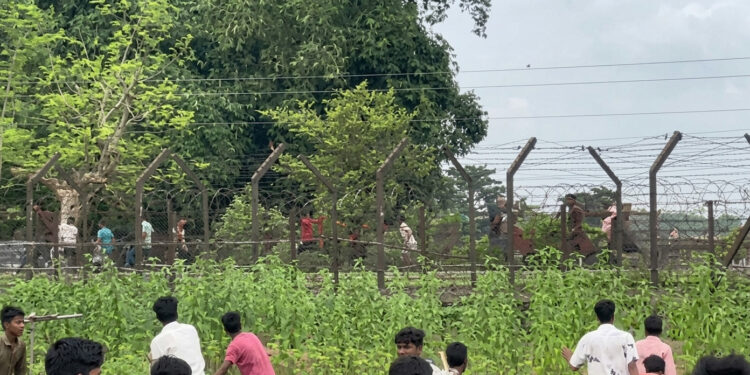 সীমান্তে বাংলাদেশিদের ধাওয়ায় পালাল ভারতীয়রা