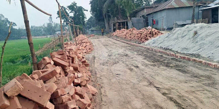 প্রধানমন্ত্রীর সফর শেষে তুলে নেওয়া হলো সেই সড়কের ইট