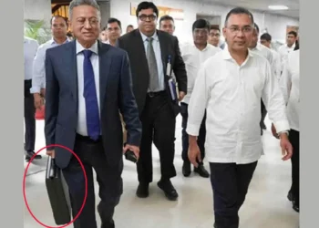 অর্থমন্ত্রী কেন ব্রিফকেস নিয়ে সংসদে আসেন, কী থাকে এতে?