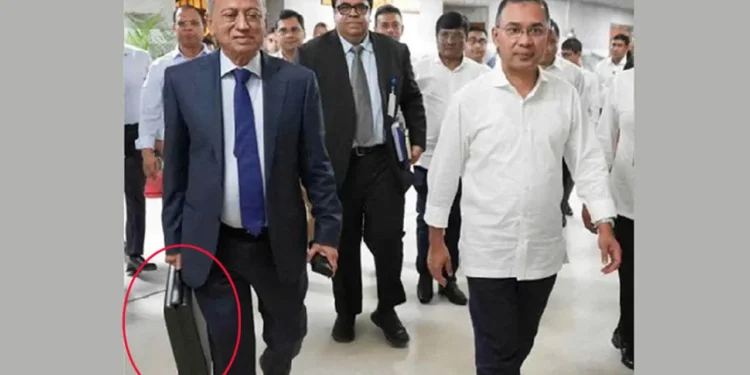 অর্থমন্ত্রী কেন ব্রিফকেস নিয়ে সংসদে আসেন, কী থাকে এতে?