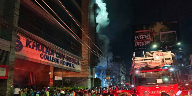 খুলনায় সিটি মেডিকেল কলেজ হাসপাতালে আগুন
