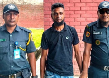 কারাগারে বন্দি থাকা স্ত্রীকে গাঁজা দিতে গিয়ে স্বামী আটক