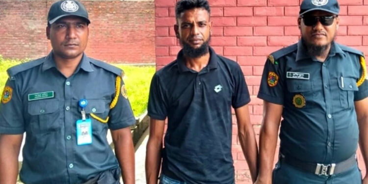 কারাগারে বন্দি থাকা স্ত্রীকে গাঁজা দিতে গিয়ে স্বামী আটক