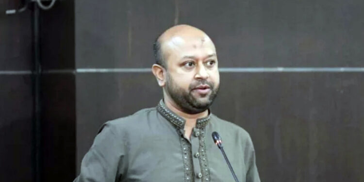 একটা বল নিয়ে ১১ জন দৌড়ায়, এর চেয়ে পাগলামি আর কী হতে পারে— প্রশ্ন ব্যারিস্টার ফুয়াদের