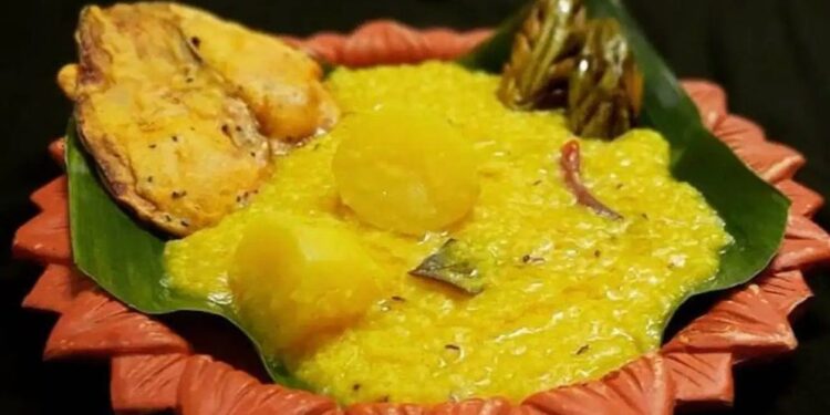 বৃষ্টির দিনে গরম গরম ধোঁয়া ওঠা খিচুড়ি এক অদ্ভুত তৃপ্তি, জেনে নিন রেসিপি