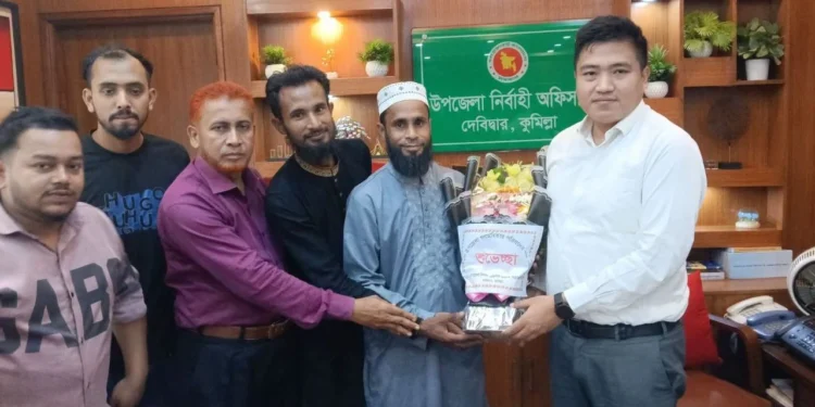 ফুলের শুভেচ্ছা নিতে নিতে হয়রান দেবিদ্বারের ইউএনও, বিঘ্নিত দাপ্তরিক কাজ