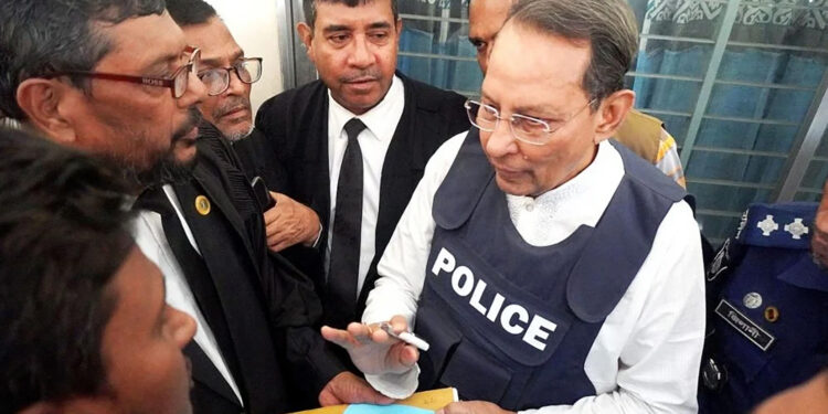 কাঠগড়ায় দাঁড়িয়ে বিচারক-আইনজীবীকে ইনুর হুমকি