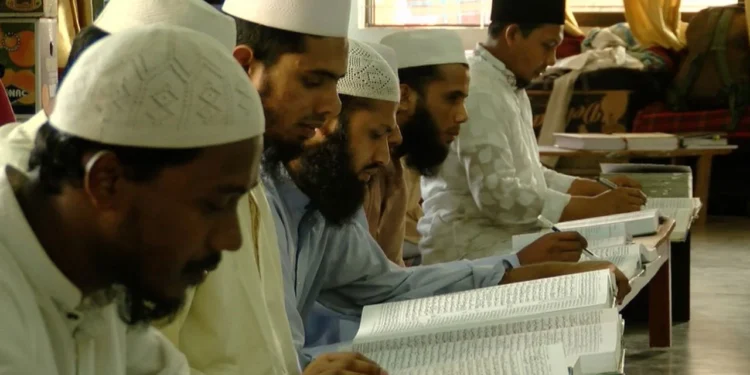 আলিয়ায় নিয়োগে শিক্ষাগত যোগ্যতা পুনর্নির্ধারণ, সুযোগ পাবেন কওমি পড়ুয়ারাও