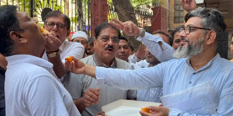বাংলাদেশিদের জন্য পর্যটন ভিসা চালু, কলকাতায় ব্যবসায়ীদের মিষ্টিমুখ