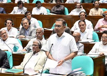 অতীত নিয়ে অনেক বেশি কথা হচ্ছে, অথচ মানুষ চায় আমরা ভবিষ্যৎ নিয়ে বলি