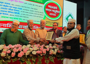 শ্রেষ্ঠ শিক্ষাপ্রতিষ্ঠানের অ্যাওয়ার্ড পেল তা’মীরুল মিল্লাত মাদ্রাসা