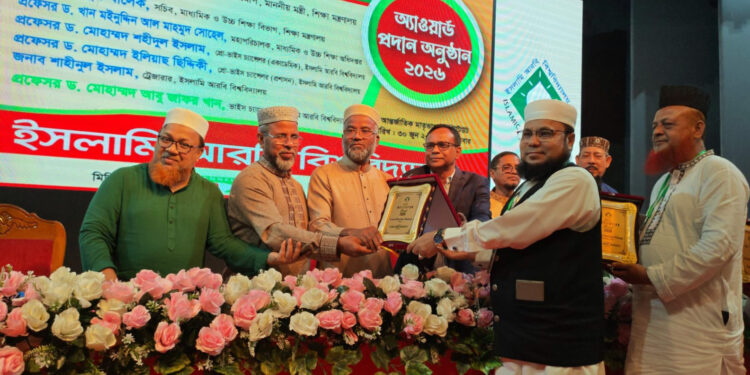 শ্রেষ্ঠ শিক্ষাপ্রতিষ্ঠানের অ্যাওয়ার্ড পেল তা’মীরুল মিল্লাত মাদ্রাসা
