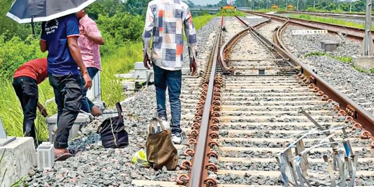 ঢাকা-ভাঙ্গা রেলপথে ঝুঁকিতে ট্রেন চলাচল, বড় দুর্ঘটনার শঙ্কা
