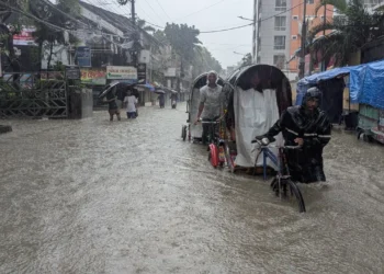 সারা দেশে বৃষ্টি, ভারি বর্ষণে ডুবেছে চট্টগ্রামসহ উপকূলীয় বহু এলাকা