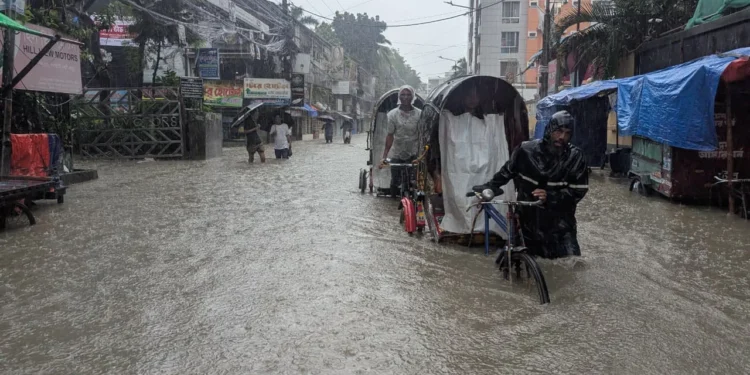 সারা দেশে বৃষ্টি, ভারি বর্ষণে ডুবেছে চট্টগ্রামসহ উপকূলীয় বহু এলাকা