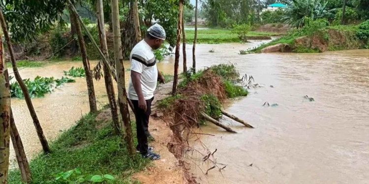 বান্দরবানের সঙ্গে সারাদেশের সড়ক যোগাযোগ বিচ্ছিন্ন হওয়ার শঙ্কা
