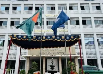 সরকারি চাকরিজীবীদের বেতন বৃদ্ধি, চাপ পড়বে সাধারণ মানুষের উপর