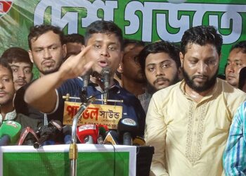 বিএনপি মানুষের হাতে বিদ্যুতের পরিবর্তে হারিকেন ও মোমবাতি ধরিয়ে দিয়েছে: এমপি হাসনাত
