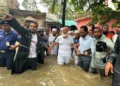 পানিবন্দি মানুষের মুখে মুখে ‘ওই যে দাদু আসছে,’  বিপন্ন মানুষের পাশে দাঁড়াতে এসেছি : জামায়াত আমির