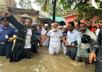 পানিবন্দি মানুষের মুখে মুখে ‘ওই যে দাদু আসছে,’  বিপন্ন মানুষের পাশে দাঁড়াতে এসেছি : জামায়াত আমির