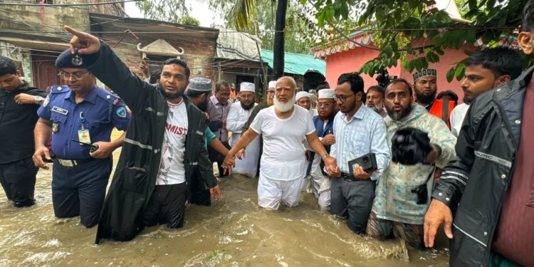 পানিবন্দি মানুষের মুখে মুখে ‘ওই যে দাদু আসছে,’ বিপন্ন মানুষের পাশে দাঁড়াতে এসেছি : জামায়াত আমির